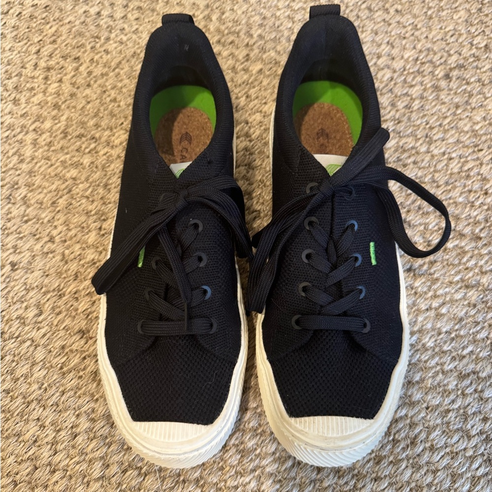 LIKE NEW!! Cariuma Women’s Black Sneakers